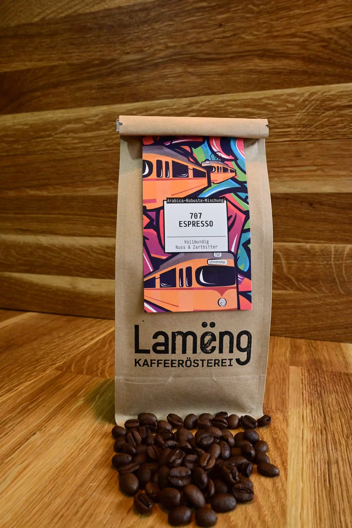 Lamëng-Tüte mit 707-Espresso-Etikett, das die Düsseldorfer 707-Tram zeigt, daneben dunkel geröstete Espresso-Bohnen
