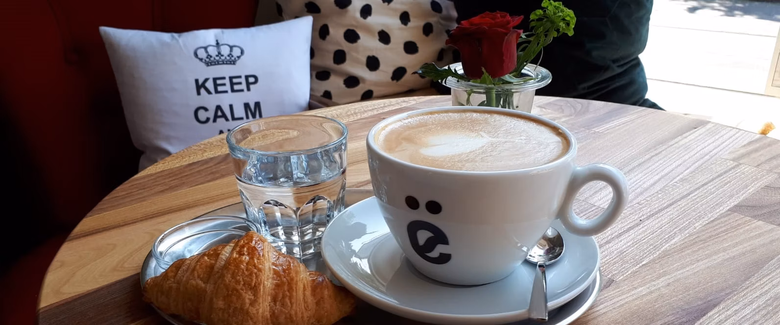 Cappuccino mit Latte Art und Westdeutscher Zeitung